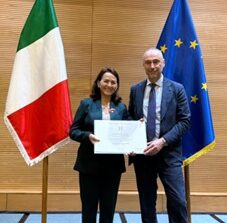 Ecuador, l’Ambasciatore Davoli in missione a Manta: consegna a Brenda Ratti onorificenza dell’Ordine della Stella d’Italia