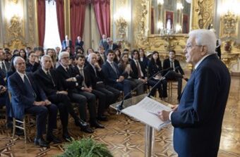 Il Presidente della Repubblica, Sergio Mattarella, ha ricevuto al Quirinale una delegazione di studenti di scuole di giornalismo: “Una alta capacità di autoironia è preziosa! Se i cosiddetti potenti della Terra ne facessero un po’ di uso, anche in piccole dosi, il mondo ne avrebbe grande giovamento e loro stessi eviterebbero tante difficoltà e motivi di imbarazzo”