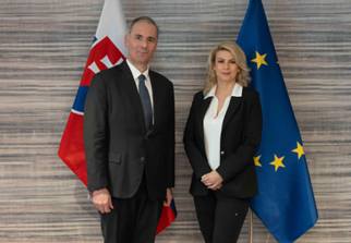 Incontro fra l’Ambasciatore d’Italia a Bratislava De Felice e la Sottosegretaria al Turismo Jana Štilichová