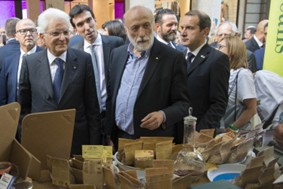“Chi semina utopia, raccoglie realtà”: addio al fondatore di Slow Food  Carlo Petrini. Il movimento Slow Food: “Grandi la sua capacità di visione e amore per il bene comune, per le relazioni tra gli esseri umani, per la natura e la biodiversità”. Mattarella: “Lascia un grande vuoto non soltanto nel mondo della scienza enogastronomica, ma anche nell’intera società e non solo in Italia”. Tajani: “L’Italia perde un grande ambasciatore delle sue tradizioni, del dialogo tra culture e del  legame profondo tra uomo, territorio e qualità della vita che rende unico il nostro Paese”