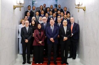 Il Vice Ministro degli Esteri Cirielli celebra il centenario delle relazioni tra Italia e Yemen con i giovani diplomatici yemeniti