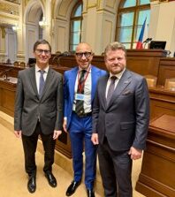 Conviviale dell’Accademia italiana della cucina al Parlamento della Repubblica Ceca . All’Ambasciatore d’Italia Gaudiano consegnate la spilla e le insegne dell’associazione