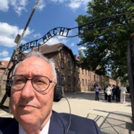 Francesco Giacobbe (Pd) visita il lager di Auschwitz: “La memoria ci impone di costruire un mondo di pace”