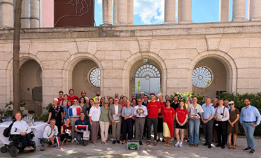 Germania, anche quest’anno l’Ambasciata italiana a Berlino pedala verso un futuro più sostenibile e conquista il “Casco d’oro” di “Botschaften on Bike”