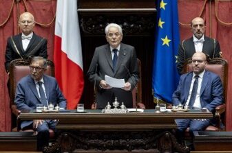 Il Presidente della Repubblica Mattarella interviene nell’Aula di Montecitorio per la cerimonia celebrativa della seduta inaugurale dell’Assemblea Costituente:  Gli uomini e le donne dell’Assemblea hanno lavorato per ridare l’invocato volto all’Italia. Il risultato è stata la Costituzione che ha assicurato nei decenni trascorsi stabilità alle istituzioni democratiche, alla collocazione internazionale dell’Italia e promosso il progresso del Paese