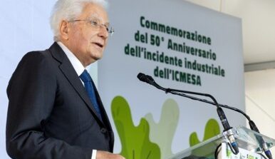50° anniversario del disastro dell’Icmesa, Mattarella: Da questa tragedia l’avvio di un cantiere europeo che ha dato vita a norme stringenti come la Valutazione di impatto ambientale e le Autorizzazioni integrate ambientali, a difesa dei cittadini. È una strada che va costantemente percorsa con determinazione