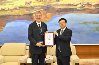 Cina, Missione dell’Ambasciatore d’Italia Ambrosetti nello Shandong. Tappe a Weifang e Qingdao per rafforzare la collaborazione bilaterale e sostenere le imprese italiane