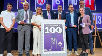 Un francobollo celebra il centenario della Fiorentina, Bergamotto: “Una storia che appartiene al patrimonio sportivo e identitario dell’Italia”