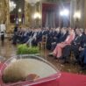 Cerimonia di consegna del Ventaglio da parte dell’Associazione Stampa Parlamentare: Mattarella; “È comprensibile e opportuno dedicare attenzione alle modalità e ai problemi connessi a chi arriva nel nostro Paese. Mi auguro che almeno una parte di questa attenzione sia riversata anche a chi parte: ai numerosi nostri giovani che si trasferiscono all’estero non per scelta ma per necessità”