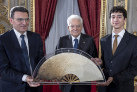 Da Bologna al Quirinale, un Ventaglio di speranza per il Presidente Mattarella, firmato da uno studente dell’Accademia di Belle Arti di Bologna