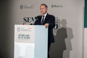 Caffè e cacao, l’impegno dell’Italia per filiere più sostenibili e inclusive: il Vice Ministro degli Esteri Cirielli al Meeting di Rimini