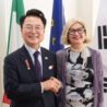 Corea del Sud, l’Ambasciatrice Gatto consegna onorificenza dell’Ordine della Stella d’Italia al Sindaco di Chuncheon Yuk Dong-han