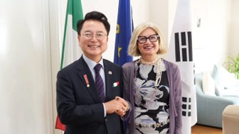 Corea del Sud, l’Ambasciatrice Gatto consegna onorificenza dell’Ordine della Stella d’Italia al Sindaco di Chuncheon Yuk Dong-han