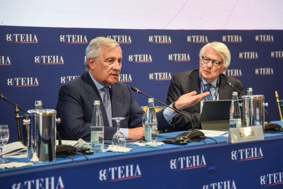 Il Ministro degli Esteri Tajani è intervenuto al Forum Ambrosetti di Cernobbio:  I tanti italiani e oriundi che vivono negli Stati Uniti, possono rappresentare un tramite importante non solo per le relazioni tra Italia e Stati uniti, ma anche nelle relazioni degli Usa con l’Europa