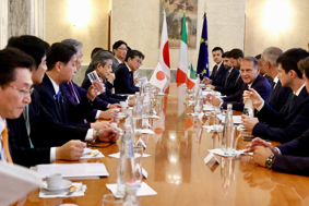 Il Vice Ministro Cirielli ha incontrato alla Farnesina una delegazione del Senato giapponese