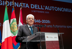Celebrati a Trento per gli 80 anni dell’Autonomia speciale, Mattarella: Le sfide sono numerose anche oggi, la guerra minaccia la pace che abbiamo così faticosamente conquistato. Alle generazioni odierne, anche ai più giovani, è consegnata la responsabilità di costruire i tempi nuovi
