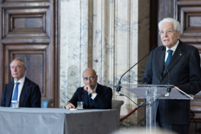 Cerimonia per i nuovi Cavalieri del Lavoro e i nuovi giovani Alfieri, Mattarella:  “I valori del lavoro sono alla base della Repubblica così come i valori dell’educazione e dell’istruzione”. “La società non sia indifferente ai giovani. Farsi carico del loro malessere”. “Grave peso il bilancio negativo delle migrazioni giovanili. Rendere attraente ai giovani il ritorno”