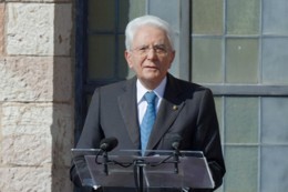 Il Presidente Mattarella ad Assisi nell’anniversario degli 800 anni dalla morte di San Francesco: “L’auspicio è che il sole di Francesco possa illuminare il mondo, convertire le menti indurite dall’odio, indicare la via della pace, della speranza, della serena, fraterna convivenza”