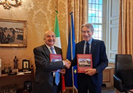 L’Ambasciatore Gaetano Cortese ha presentato al senatore Giulio Terzi, Presidente della Commissione Politiche dell’Unione Europea, il volume sull’Ambasciata d’Italia in Svizzera