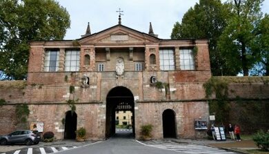 Le porte delle mura di Lucca con la storica Roberta Martinelli, la presentazione del Rapporto Italiani nel Mondo 2026 con la sociologa Delfina Licata e un video dedicato al Museo di Celle: ecco le iniziative di novembre dei Lucchesi nel Mondo