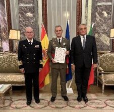 Spagna, Ambasciata d’Italia: Croce commemorativa al Tenente Generale Aroldo Lázaro Sáenz per la partecipazione alla missione militare di pace in Libano