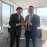 Stati Uniti, il Console Generale di Chicago Bartoli riceve l’ex presidente del Comites Sciortino. Consegnato al Console il libro “Italians in Chicago 1945-2005”
